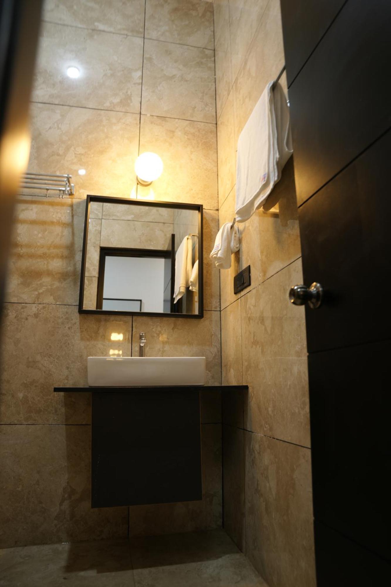 Hotel Sarvam Residency Sāgar Exterior foto
